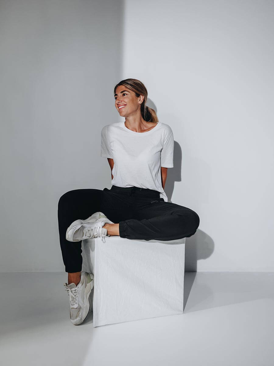 Woman Adwendture relax svart framifrån sittandes med ett ben upp